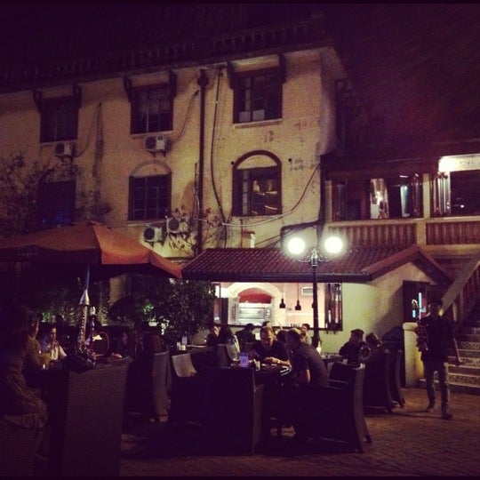 Foto diambil di Sasha&#39;s Restaurant and Bar oleh Carmen L. pada 10/14/2012