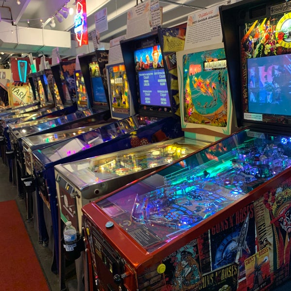 รูปภาพถ่ายที่ Silverball Retro Arcade โดย Cristina Alice R. เมื่อ 10/15/2021