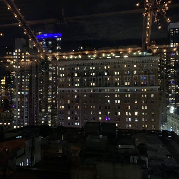 รูปภาพถ่ายที่ Monarch Rooftop โดย Cristina Alice R. เมื่อ 10/18/2021