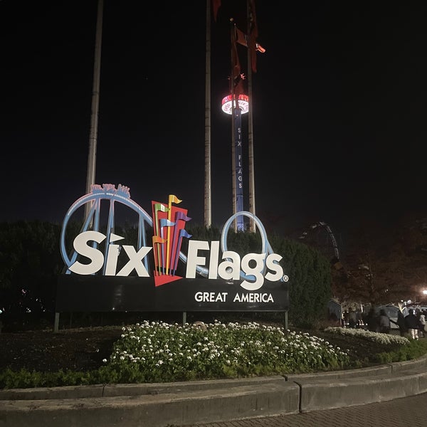 Photo taken at Six Flags Great America by Abdulrahman on 10/29/2022