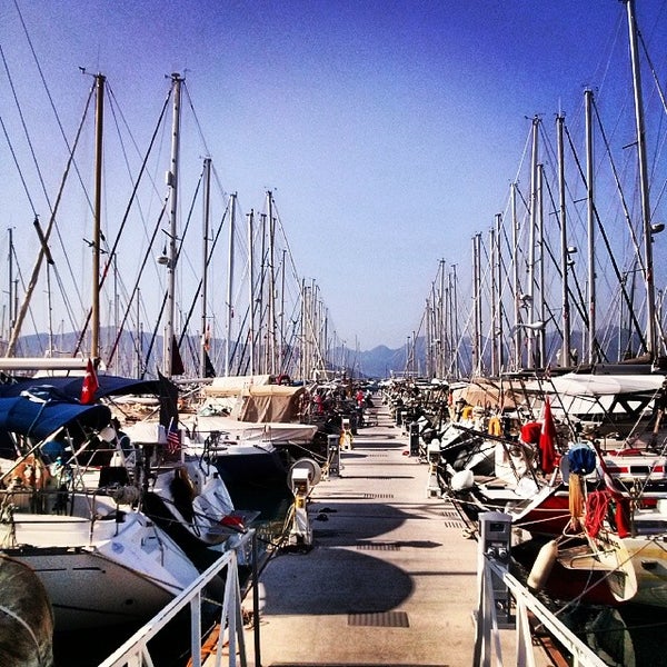 รูปภาพถ่ายที่ Netsel Marmaris Marina โดย Anton B. เมื่อ 11/22/2013