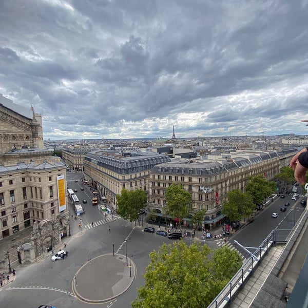 รูปภาพถ่ายที่ Terrasse des Galeries Lafayette โดย Osama B. เมื่อ 8/15/2023