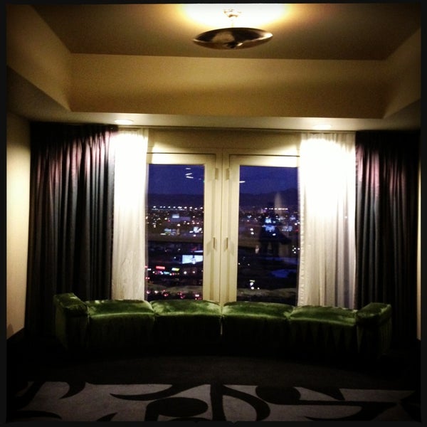 Das Foto wurde bei Casino Tower at Hard Rock Hotel &amp; Casino von Carlos Z. am 3/10/2013 aufgenommen