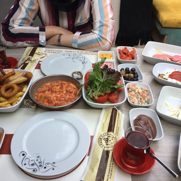 Foto scattata a Bahçem Cafe da Ahmet T. il 6/20/2018