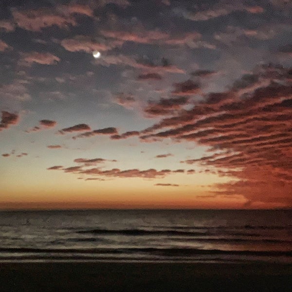 Foto scattata a Caddy&#39;s On The Beach da Michaela D. il 1/4/2022