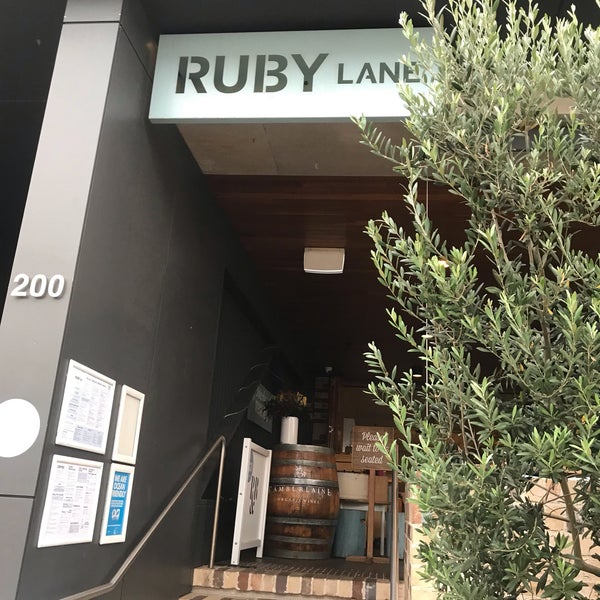 Foto diambil di Ruby Lane Wholefoods Manly oleh searchedandburnt pada 1/11/2020