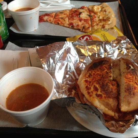 Foto tirada no(a) Primos Chicago Pizza Pasta and Subs por Miquela em 11/15/2012