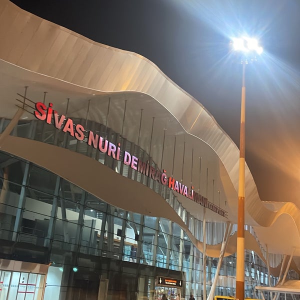 Foto scattata a Sivas Nuri Demirağ Havalimanı (VAS) da 🌸 𝐌𝐀𝐓𝐌𝐀𝐙𝐄𝐋 🌸 il 9/28/2022
