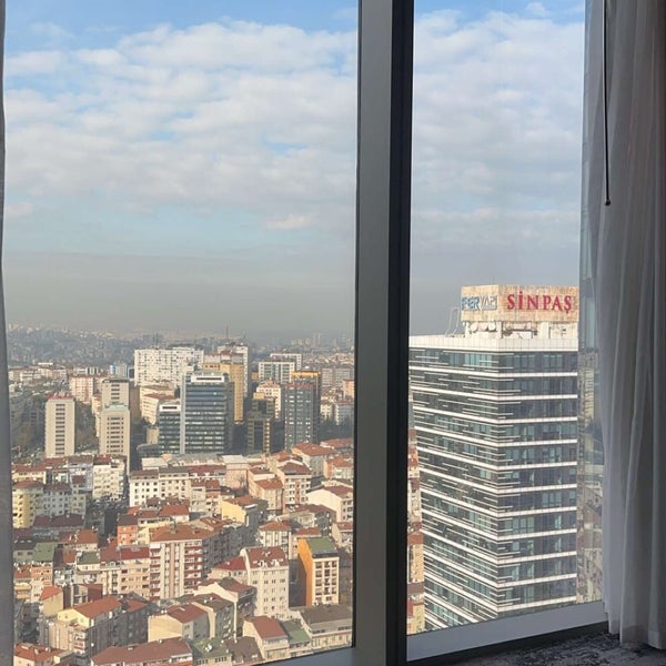 Foto diambil di Hilton Istanbul Bomonti Hotel &amp; Conference Center oleh Mohammad IO pada 12/30/2023