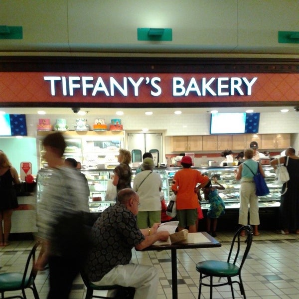 Снимок сделан в Tiffany&#39;s Bakery пользователем M. W. 7/11/2014