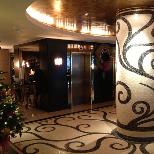 Foto diambil di The Marylebone Hotel oleh Martin L. pada 11/21/2012