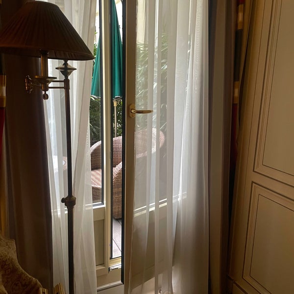 รูปภาพถ่ายที่ Hôtel Napoléon โดย R🐎 เมื่อ 12/22/2021
