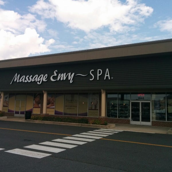 Foto scattata a Massage Envy - Richmond Willow Lawn da Sam (@HandstandSam) il 7/26/2014