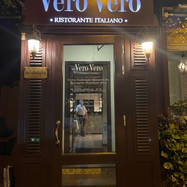 รูปภาพถ่ายที่ Vero Vero โดย AJ เมื่อ 7/23/2021