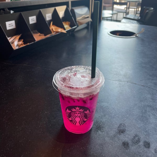 รูปภาพถ่ายที่ Starbucks โดย Reem เมื่อ 7/29/2023
