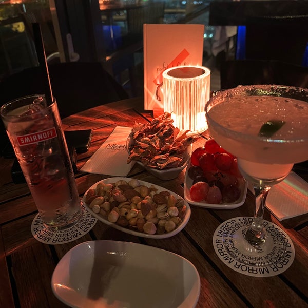 Das Foto wurde bei Mirror Restaurant &amp; Bar von Selin Tuğçe K. am 12/1/2023 aufgenommen