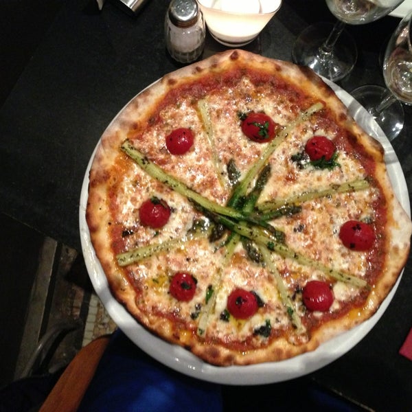 Pizza with Belgian asparagus à la truffe and cherry tomatoes. Yummy!