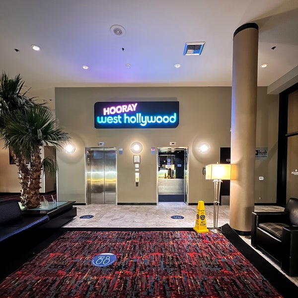 Foto diambil di Ramada Plaza West Hollywood Hotel and Suites oleh Theo pada 10/27/2021