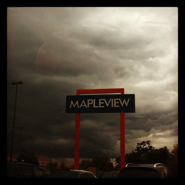 Foto tirada no(a) Mapleview Shopping Centre por D B. em 10/7/2012