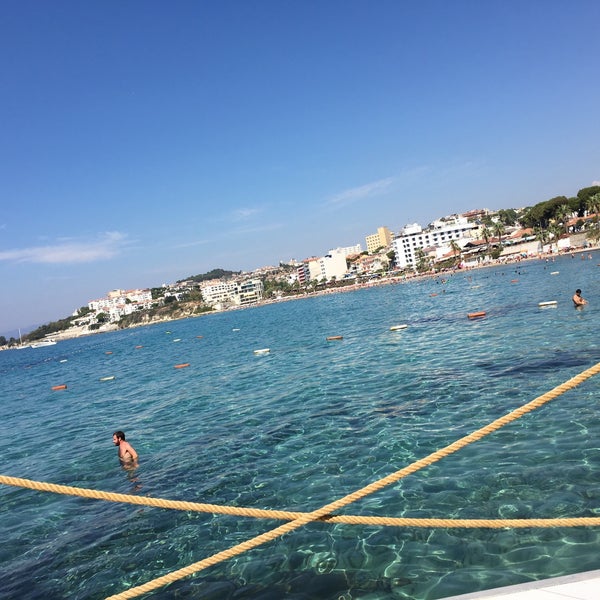 Снимок сделан в Lite &amp; Nite Beach and Restaurant пользователем Şuşu A. 9/7/2016