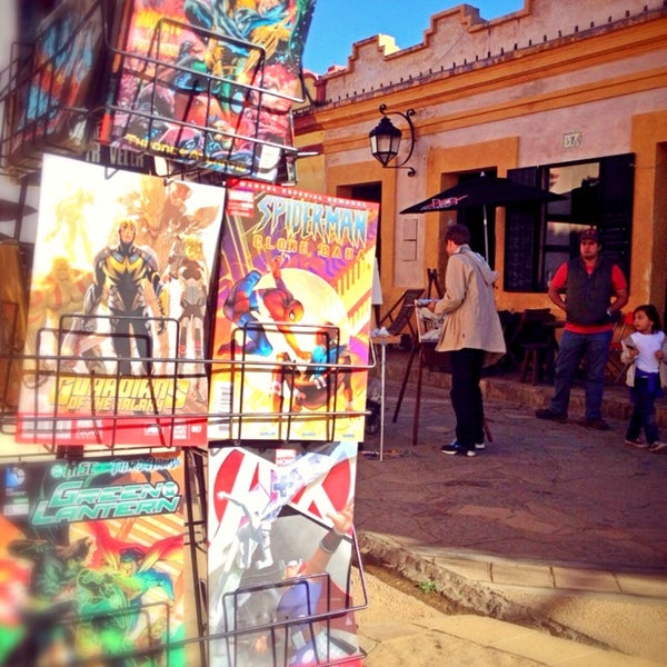 12/1/2013에 Juan L.님이 Cucaramacara Comics에서 찍은 사진