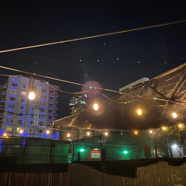 Foto diambil di ViewHouse Eatery, Bar &amp; Rooftop oleh Kassie P. pada 6/10/2021