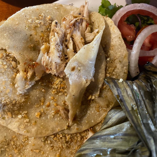 Lo mejor del emperador Moctezuma con una mezcla de sabores tortilla con pescado y cacahuate