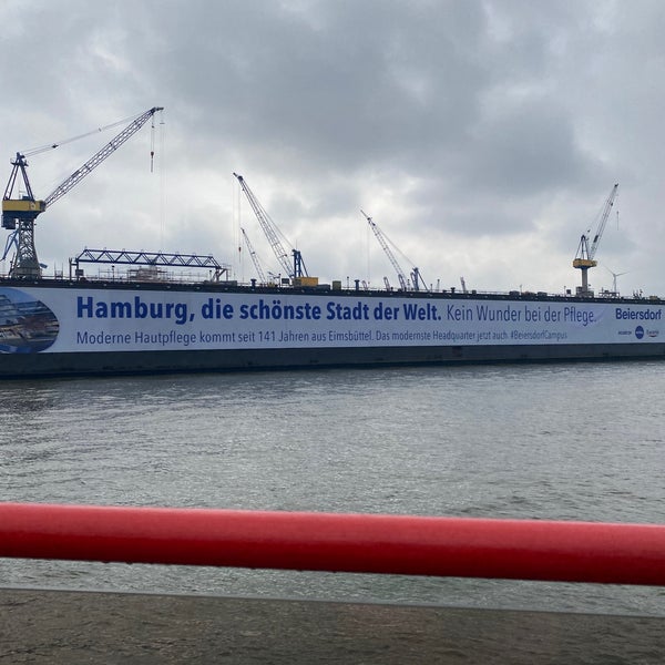 Foto diambil di Hamburger Hafen | Port of Hamburg oleh Y V. pada 9/12/2023