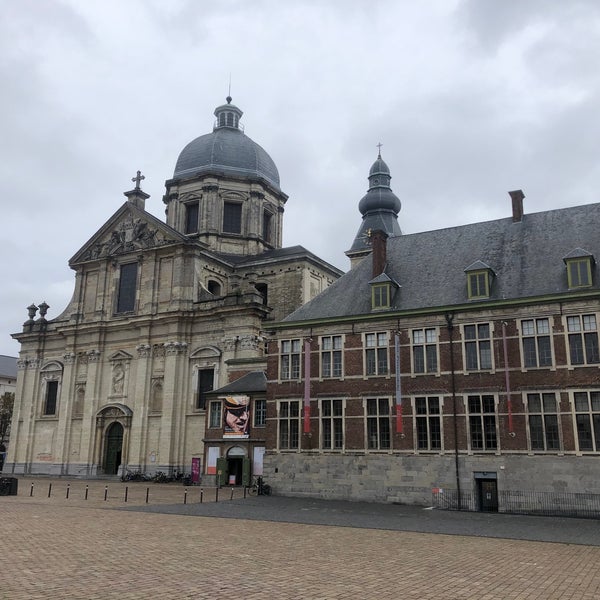 รูปภาพถ่ายที่ Sint-Pietersabdij / St. Peter&#39;s Abbey โดย Thierry V. เมื่อ 10/25/2020