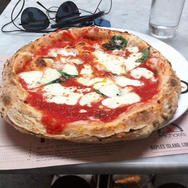3/7/2014 tarihinde Ursula W.ziyaretçi tarafından Michael&#39;s Pizzeria'de çekilen fotoğraf