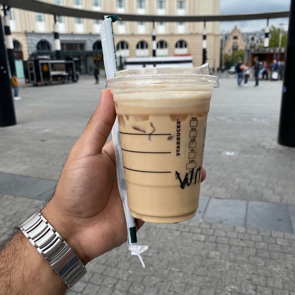 Foto diambil di Starbucks oleh Mohammed A. pada 8/10/2021