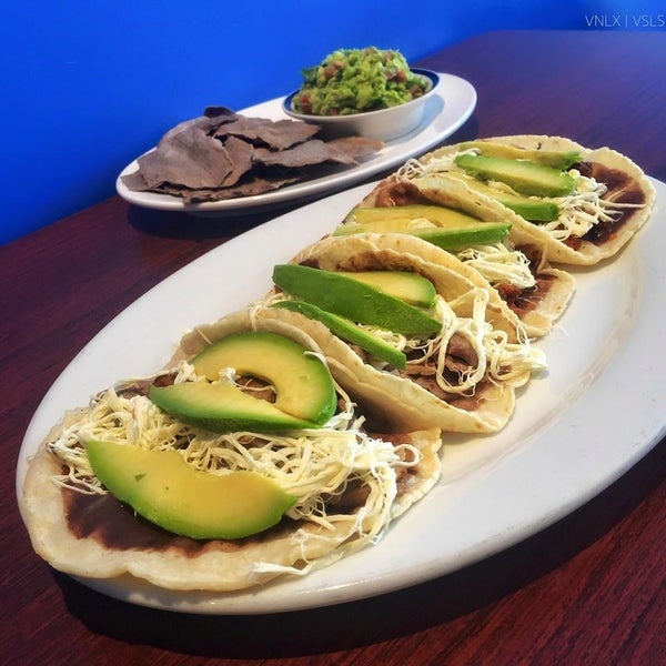Das Foto wurde bei Tlayuda L.A. Mexican Restaurant von Tlayuda L.A. Mexican Restaurant am 8/9/2015 aufgenommen