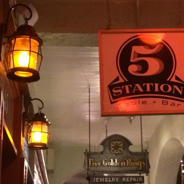 Foto tomada en Station 5 Table and Bar  por Christine el 11/22/2014
