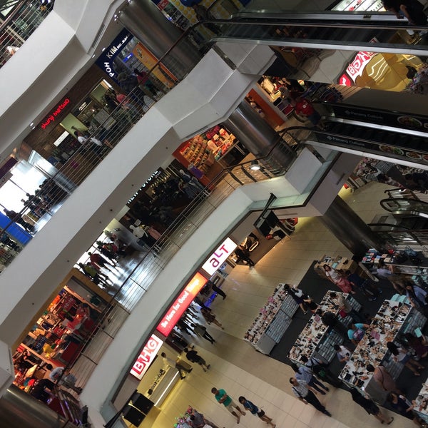 Foto tirada no(a) Tampines Mall por Jana em 10/29/2016