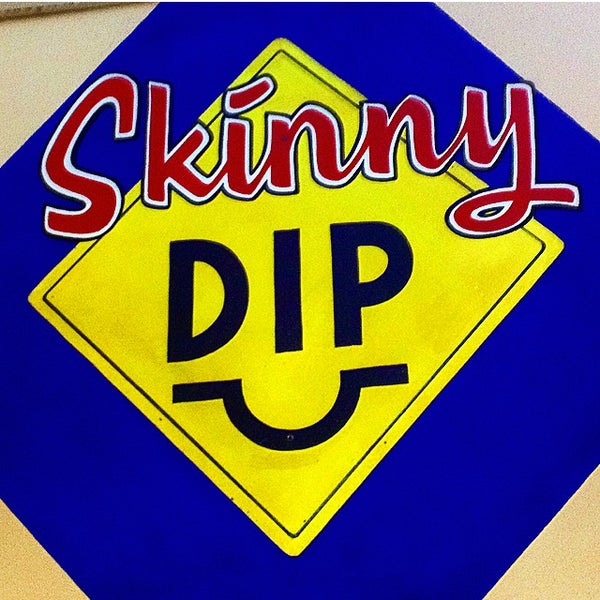 Das Foto wurde bei Skinny Dip Cafe von Skinny Dip Cafe am 8/10/2015 aufgenommen
