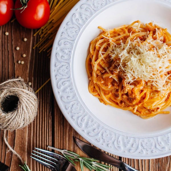 Для настоящих ценителей итальянской кухни мы готовим Спагетти, Фарфалле, Тальятелле, Конкильетте, Пенне с начинкой и соусом на выбор! У нас более 40 видов аппетитной пасты! 🍅🍴🍝