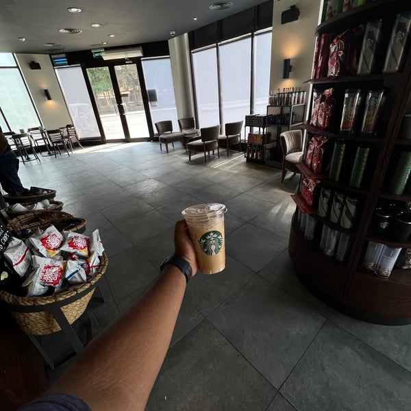 Foto tirada no(a) Starbucks por K em 10/27/2022