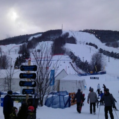 รูปภาพถ่ายที่ Centre de Ski Stoneham โดย Steeve P. เมื่อ 1/20/2013