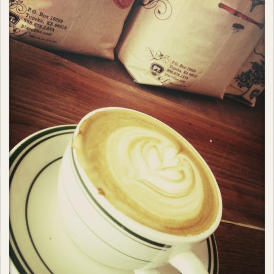9/30/2012 tarihinde Stefanie K.ziyaretçi tarafından Betola Espresso Bar'de çekilen fotoğraf
