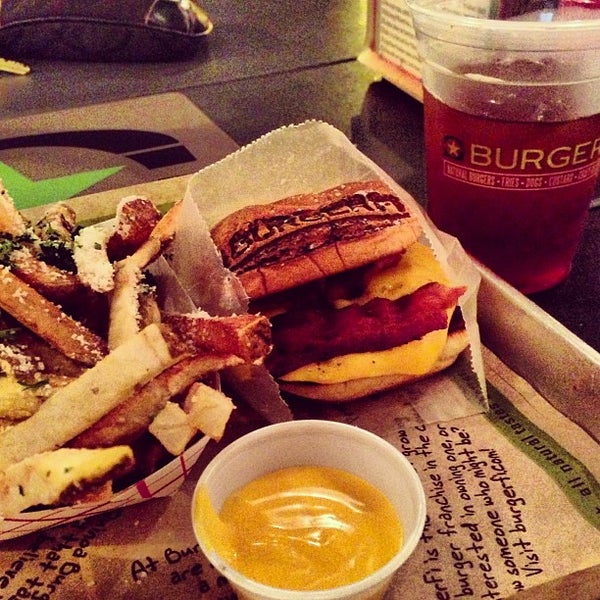 รูปภาพถ่ายที่ BurgerFi โดย Jordan R. เมื่อ 4/27/2013