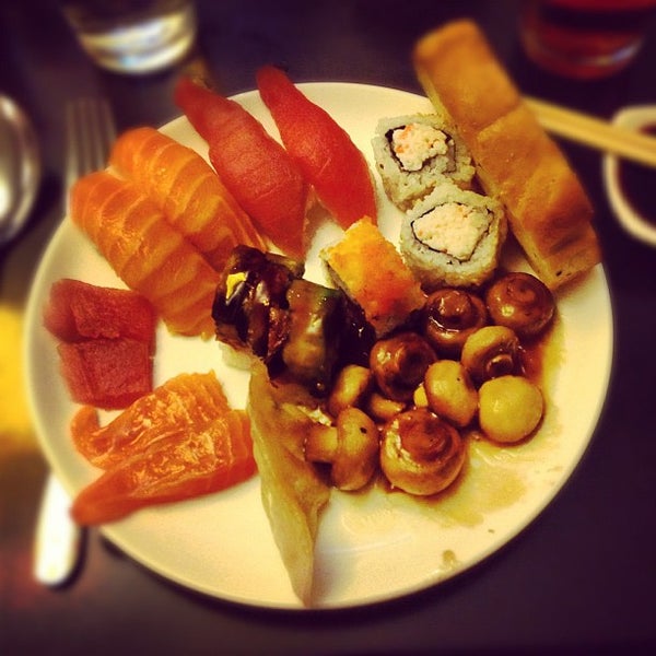 Photo taken at Hokkaido Seafood Buffet - Burbank by Jordan R. on 11/11/2012