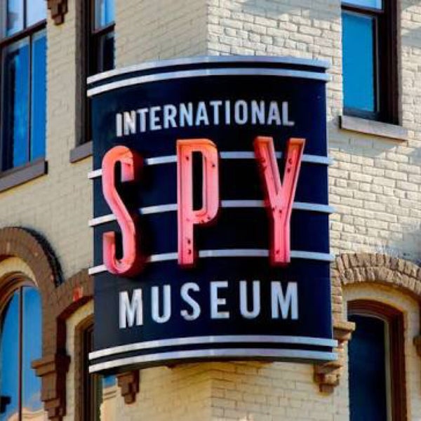 Foto diambil di International Spy Museum oleh Oya Y. pada 9/1/2017