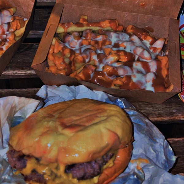 Foto scattata a Army Burger da A il 1/25/2022