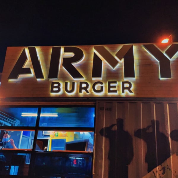 Foto tirada no(a) Army Burger por A em 1/25/2022