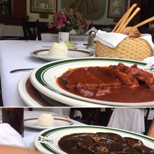 Excelente restaurante para comer en el Zócalo y está en el segundo piso. Tienen una variedad de 7 moles, nosotros probamos el Mole Negro con pavo y el Mole Machamanteles con cerdo 😋 súper ricos!!!