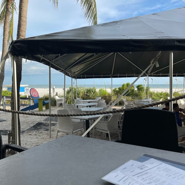 Foto tirada no(a) Cabaña&#39;s Beach Bar &amp; Grill por Theresa C. em 7/22/2022
