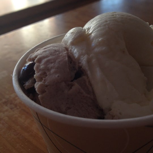Das Foto wurde bei Bev&#39;s Homemade Ice Cream von Jose S. am 10/14/2012 aufgenommen