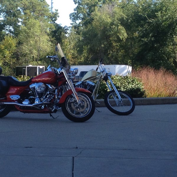 Das Foto wurde bei Lucky Harley-Davidson von Shay S. am 9/20/2015 aufgenommen