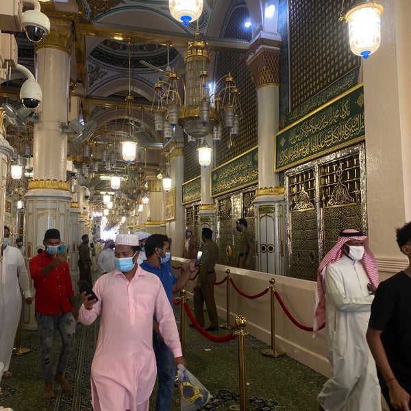 Photo taken at قبر الرسول صلى الله عليه وسلم Tomb of the Prophet (peace be upon him) by عبدالله آل غيهب on 8/22/2021