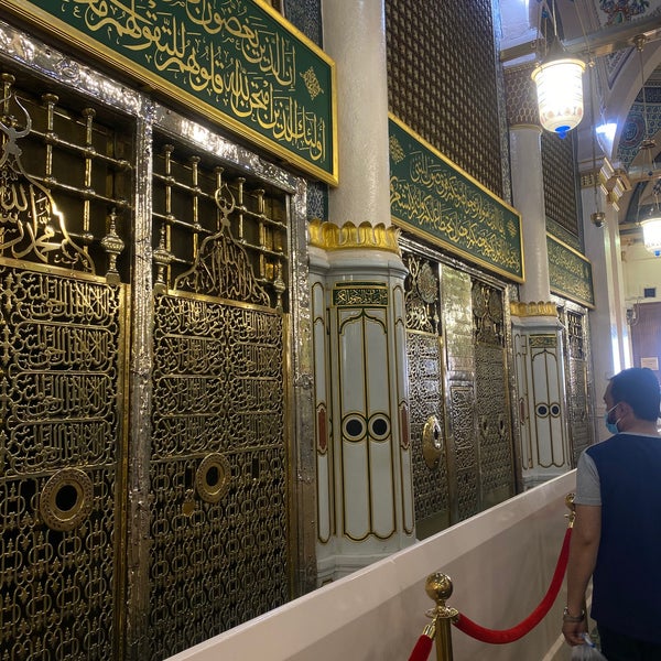 Photo taken at قبر الرسول صلى الله عليه وسلم Tomb of the Prophet (peace be upon him) by عبدالله آل غيهب on 8/22/2021
